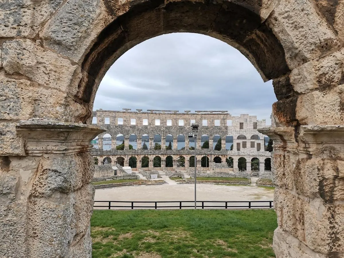 Apartment Andreas - Amphitheater With Free Parking- Pula